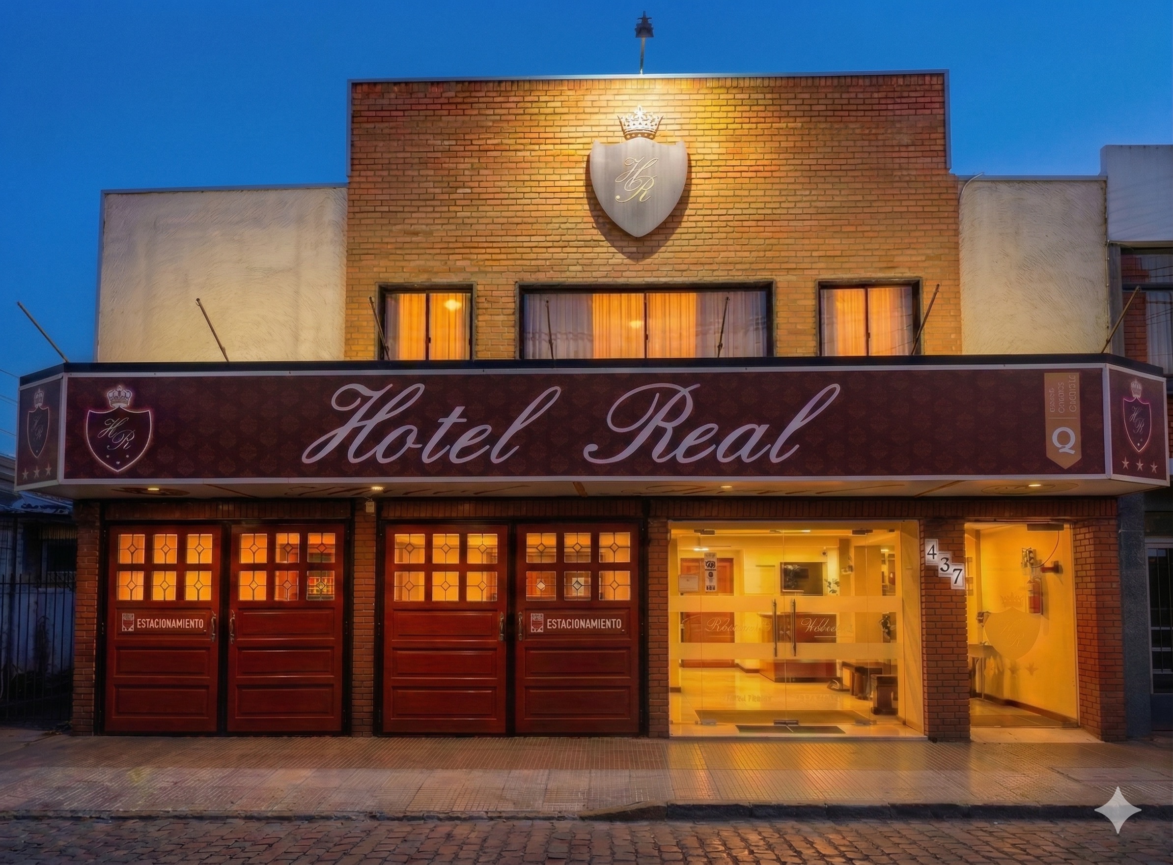 Fachada nocturna del Hotel Real, Linares