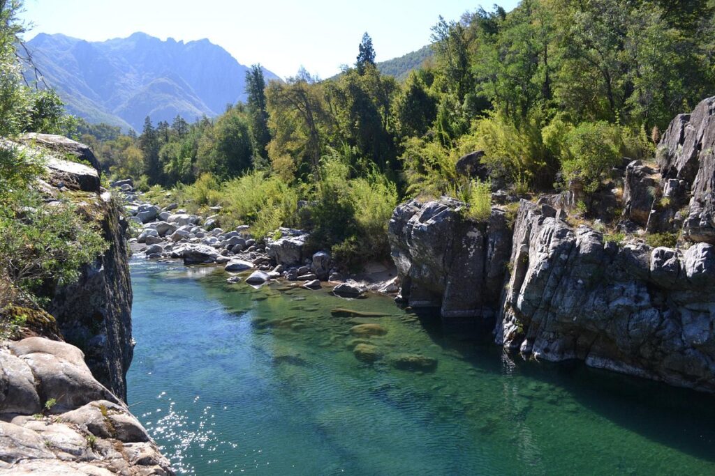 Cajón del Río Achibueno, Santuario de la Naturaleza con pozones esmeralda en Linares, Maule