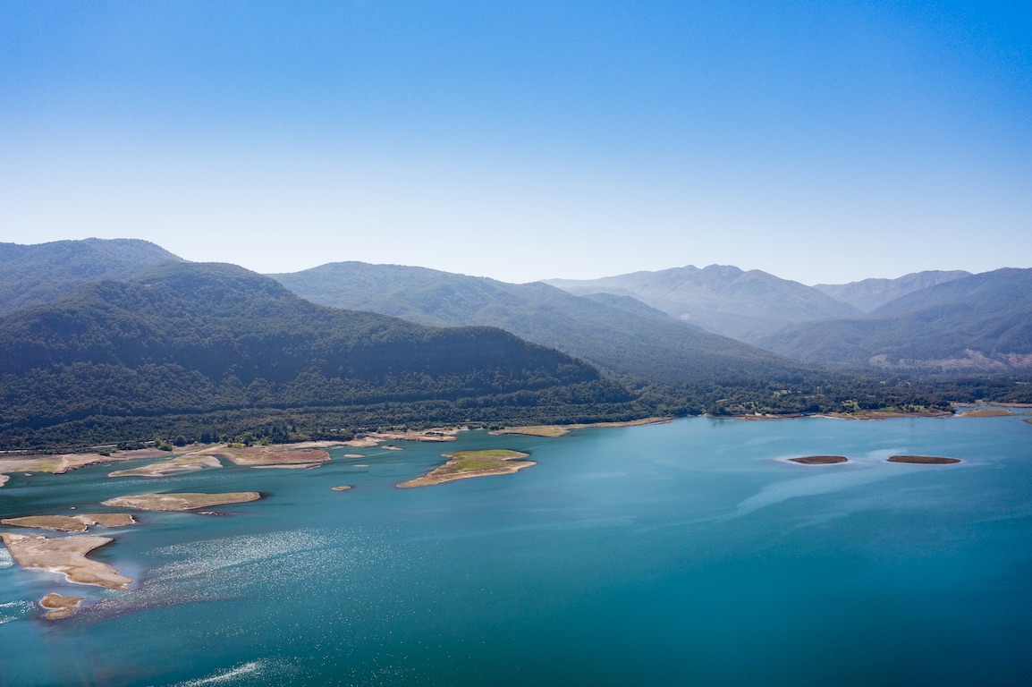 Lago Colbún, embalse de aguas cristalinas con deportes náuticos en la región del Maule, Chile