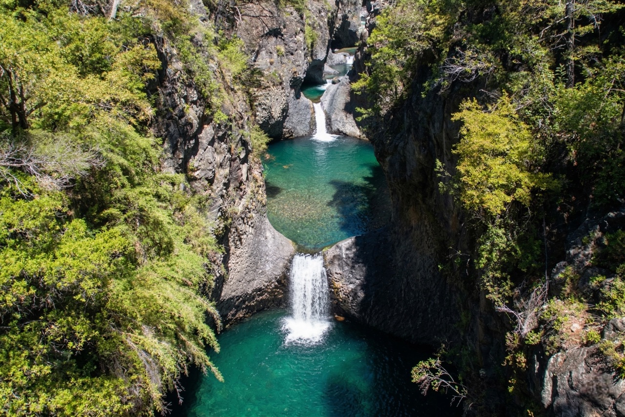 Parque Nacional Radal Siete Tazas, pozones de agua turquesa tallados en roca volcánica, Maule, Chile